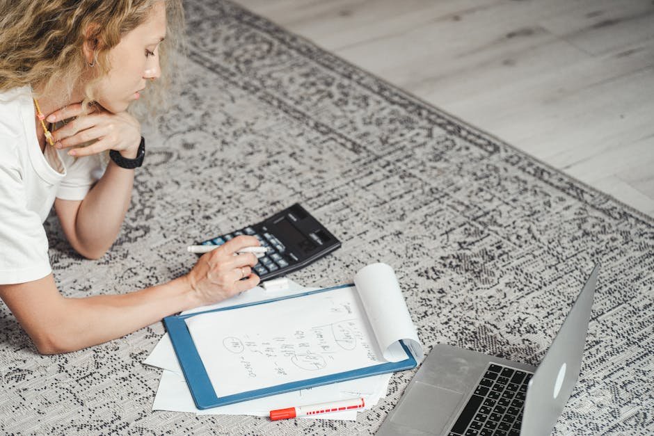 Femme calculant son budget mariage